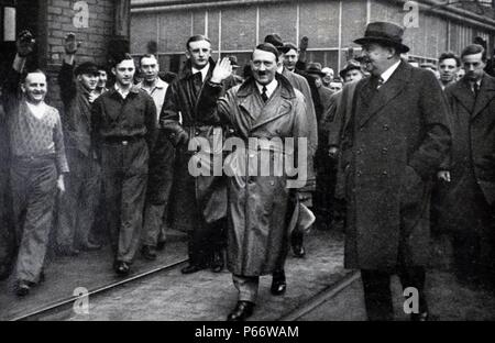 Adolf Hitler 1889-1945. Deutsche Politikerin begrüßt deutsche Zwangsarbeiter Stockfoto