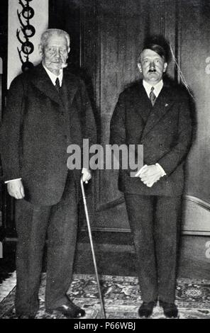 Präsident Paul von Hindenburg mit Bundeskanzler Adolf Hitler in Deutschland 1933 Stockfoto