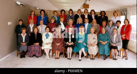 31 von 41 Frauen, die das Britische Parlament gewählt, bei der Wahl von 1987, sammeln für ein historisches Foto, im Frühjahr 1988. Eine vollständige Liste können geliefert werden. Margaret Thatcher Premierminister und Betty Boothroyd (Sprecher des Unterhauses sind in der vorderen Zylinderreihe. Mehrere zukünftige Minister waren anwesend, darunter Margaret Beckett, Claire Short, Edwina Currie, Marjory Mowlam, Joan Ruddock, Virginia Bottomly Gillian Hirten und Anne Widdicombe. Stockfoto