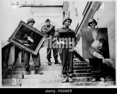 Amerikanische Soldaten in Deutschland erholen und gestohlenen Gemälde nach dem Zusammenbruch des NS-Regimes 1945 zu dokumentieren Stockfoto