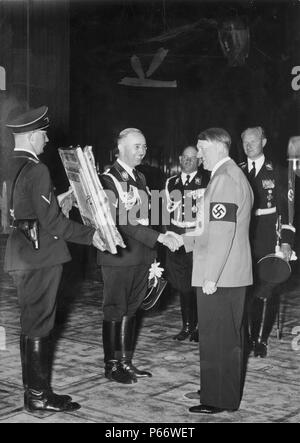 Adolf Hitler stellte mit einem Gemälde von SS-Chef Heinrich Himmler, ca. 1937. Stockfoto