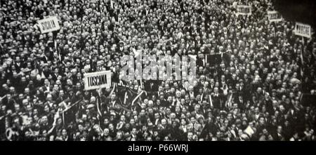 Rom - Nach der Bombardierung von Bologna (31 Oktober 1926) gegen Mussolini, der riesigen Menge, die auf der Piazza Colonna und die umliegenden Straßen versammelt Hören auf die berühmte Rede des Duce' Jetzt kommt der Spaß" Stockfoto