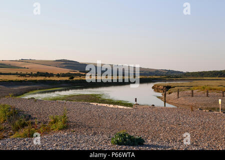 Cuckmere Haven Fluss mit Hügeln Stockfoto