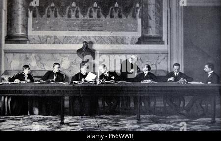 Rom - 11. Februar 1929 - Die hohen Bevollmächtigten und der Würdenträger, die die Unterzeichnung des "Vertrags von der Päpstlichen Lateranuniversität besucht." Stockfoto