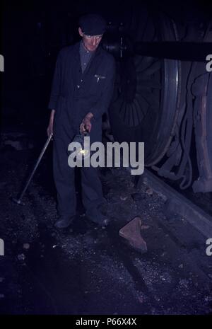 Eine Lokomotive fitter, komplett mit Hammer und Karbid Lampe. Rose Grove Depot, Burnley. Dienstag, 18. Juni 1968. Stockfoto