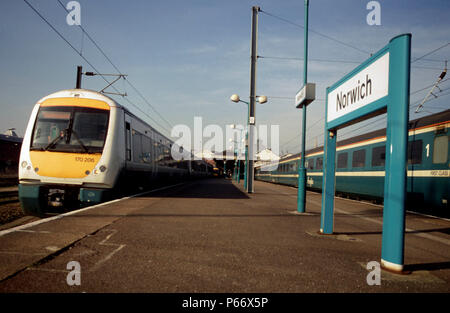 Ein Anglia Service für Cambridge, gebildet von einer Klasse 170 Turbostar Zuges in Anglia Railways livery, steht warten auf Abfahrt von Norwich. 2002 Stockfoto