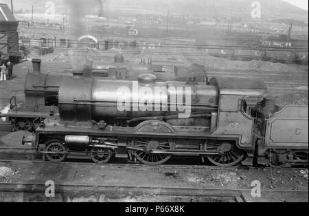 Ein Blick von der Fußgängerbrücke von Adelaide Schuppen auf der Irischen GNR System. Der stattliche 3-Zylinder 4-4-0 ist der V-Klasse Nr. 85 Merlin in royal blue Livery. T Stockfoto