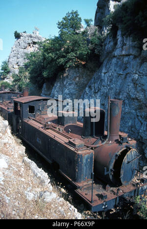 Abgebrochen Lokomotiven auf dem acladokampos Dump auf der griechischen Halbinsel Peloponnes am Freitag, den 6. August 1982. Der Veteran ist Z Klasse 2-6-0 T-Nr. 7508 1893 gebaut b Stockfoto