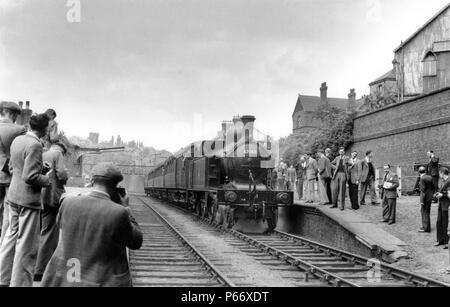 Eine Ivatt Klasse C 12, 4-4-2T weckt großes Interesse bei Enthusiasten, wie es Pausen mit SLS-Sonderzug Stockfoto