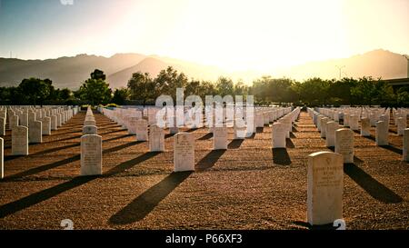 Sonnenuntergang über Friedhof Stockfoto