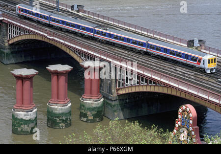 Blackfriars Bridge, London, mit einem thameslink Klasse 319/1 WWU im Netzwerk Südost livery Kreuzung mit einem Brighton Service. C 1993 Stockfoto