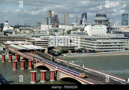 Blackfriars Station, über der Themse gebaut, und von St. Paul's, mit einem thameslink Klasse 319 EMU übersehen Stockfoto