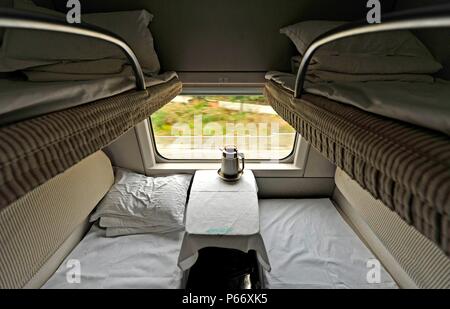 Kojen in einem soft sleeper Klasse Abteil auf der CRH2-Klasse Elektrischer Triebzug zwischen Wenzhou und Fuzhou an der Ningbo, Wenzhou Reise - Fuzh Stockfoto