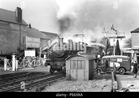 Hektik, Spannung und Bewegung werden in diesem Bild von Long Eaton station offenbart. Den abfahrenden Zug wird von einem ehemaligen Midland Railway Einfach 4 vorangegangen Stockfoto