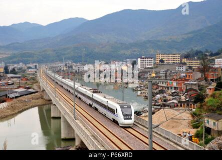 CRH Klasse 1 Elektrischer Triebzug kreuzt die Feiwan Viadukt über dem Ningbo, Wenzhou - Fuzhou Hochgeschwindigkeitsstrecke, China. 18. Februar 2010. Stockfoto