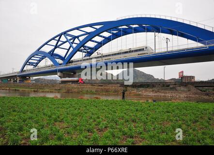 CRH Klasse 1 Elektrischer Triebzug kreuze Yandangshan Brücke auf der Ningbo, Wenzhou - Fuzhou Hochgeschwindigkeitsstrecke, China. 17. Februar 2010. Stockfoto
