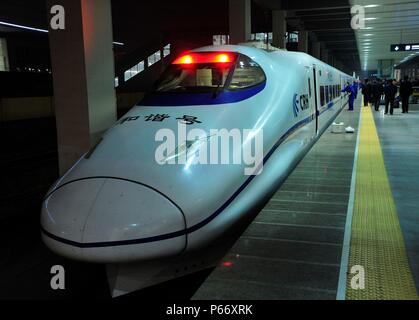 CRH2-Klasse Elektrischer Triebzug nach der Ankunft von Xi'an auf dem Zhengzhou Xi'an High Speed Line, China. 27. Februar 2010. Stockfoto