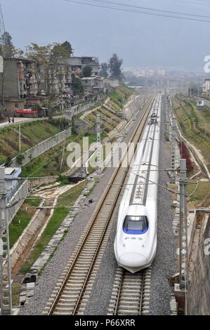 CRH Klasse 2 Elektrischer Triebzug Ansätze Fuzhou Station durch die nordwestlichen Vororten auf der Ningbo, Wenzhou - Fuzhou Hochgeschwindigkeitsstrecke, China Stockfoto