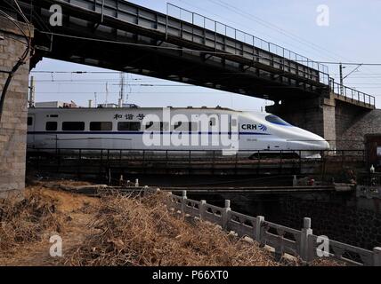 CRH Klasse 2 Elektrischer Triebzug Ansätze Zhengzhou in der Provinz Henan, China. 26. Februar 2010. Stockfoto