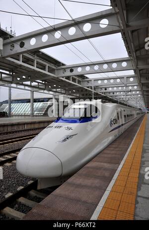 CRH Klasse 2 elektrische Triebzüge kommt an ningde Station auf der Ningbo, Wenzhou - Fuzhou Hochgeschwindigkeitsstrecke, China. 18. Februar 2010. Stockfoto