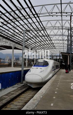 CRH2-Klasse Elektrischer Triebzug bei Fuzhou, Erweiterung durchmachen und Wiederaufbau der neuen Linie, die Ningbo - Wenzh unterzubringen Stockfoto