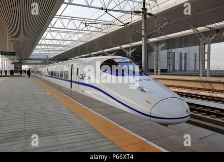 CRH Klasse 2 Elektrischer Triebzug bei Luoyang auf dem Zhengzhou Xi'an High Speed Line, China. 26. Februar 2010. Stockfoto