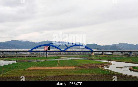 CRH Klasse 2 Elektrischer Triebzug kreuze Yandangshan Brücke auf der Ningbo, Wenzhou - Fuzhou Hochgeschwindigkeitsstrecke, China. 17. Februar 2010. Stockfoto