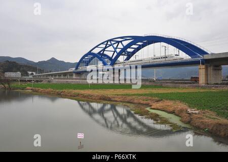 CRH Klasse 2 Elektrischer Triebzug kreuze Yandangshan Brücke auf der Ningbo, Wenzhou - Fuzhou Hochgeschwindigkeitsstrecke, China. 17. Februar 2010. Stockfoto