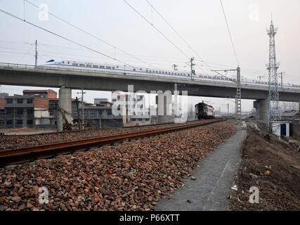 CRH Klasse 2 Elektrischer Triebzug Blätter Luoyang Station auf dem Zhengzhou Xi'an High Speed Line, China. 27. Februar 2010. Stockfoto