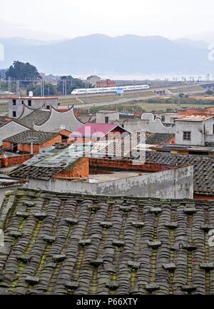 CRH Klasse 2 Elektrischer Triebzug Blätter Ningde Station auf der Ningbo, Wenzhou - Fuzhou Hochgeschwindigkeitsstrecke, China. 18. Februar 2010. Stockfoto