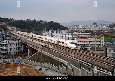 CRH2-Klasse Elektrischer Triebzug übergibt die westlichen Vororte von Wenzhou auf dem Weg nach Wenzhou South Railway Station auf der Ningbo, Wenzhou - Fuzhou Stockfoto