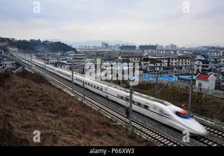 CRH2-Klasse Elektrischer Triebzug übergibt die westlichen Vororte von Wenzhou auf dem Weg nach Ningbo und Shanghai auf der Ningbo, Wenzhou - Fuzhou hohe Geschwindigkeit Stockfoto