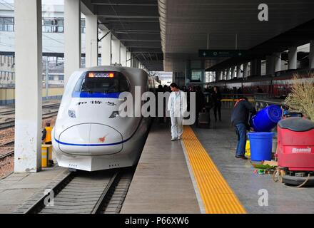 CRH Klasse 2 elektrische Triebzüge für den Abflug nach Xi'an auf dem Zhengzhou Xi'an High Speed Line, China vorbereitet. 27. Februar 2010. Stockfoto