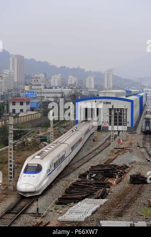 CRH Klasse 2 Elektrischer Triebzug test Fahrzeug in der Halle bei Fuzhou, die während der Überprüfung der bald-zu-geöffnet Fuzhou, Xiamen (sowohl in der Fujian pr Stockfoto