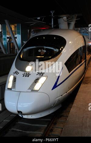 Fahrer eines CRH 3 Klasse Elektrischer Triebzug Vorbereitung für Guangzhou an der Wuhan nach Guangzhou high speed Line zu verlassen. Wuhan, China. 9. Januar 20. Stockfoto