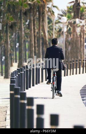 Junge Unternehmer auf einem Fahrrad. Gut gekleideter Mann im Anzug. Leere Raum für Editor's Text. Stockfoto