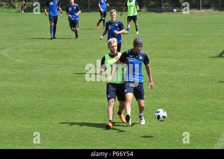 KSC-Training Donnerstag, 28. Juni 2018 Neuzugänge des Karlsruher SC Justin Möbius und Damian Roßbach im Kampf um den Fußball Stockfoto