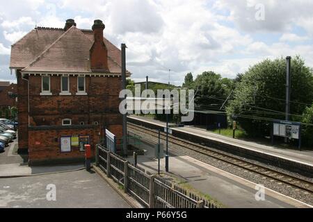 Übersicht über die Plattformen und Bahnhofsgebäude in Shenstone, Staffordshire. 2007 Stockfoto