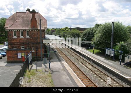 Übersicht über die Plattformen und Bahnhofsgebäude in Shenstone, Staffordshire. 2007 Stockfoto