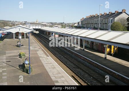 Überblick über die Station in Truro, Cornwall, mit einem Falmouth Zug stehend in der Bucht Plattform gebunden. 2006 Stockfoto