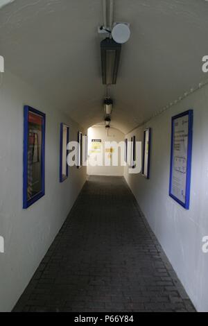 Fußgänger-U-Bahn am Dudley Hafen Bahnhof, West Midlands. 2007 Stockfoto