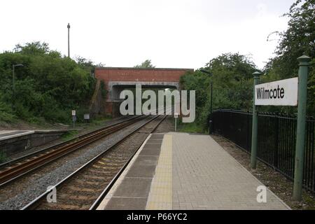 Plattform Ende Blick auf gartmore Station, Warwickshire, Plattform, Beschilderungen und der Straßenbrücke. 2007 Stockfoto