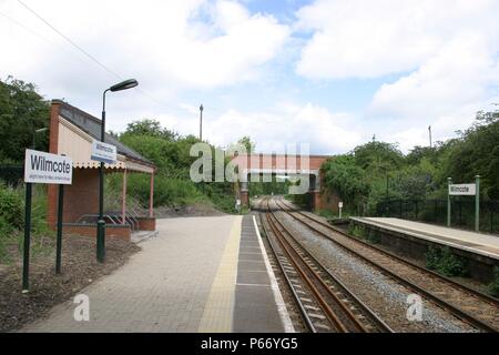 Plattform Blick auf gartmore Station, Warwickshire, zeigt die Wartehalle, Plattform Beleuchtung und Beschilderung. 2007 Stockfoto