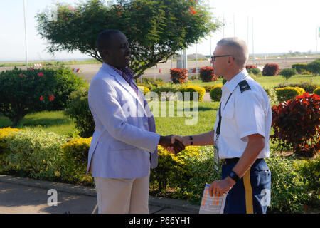 Ugandan People's Defence Force Generalmajor David Mawhoz kommt am Kilimanjaro International Airport in Tansania, 15. Mai 2016, für die afrikanische Land Kräfte Gipfel. Koester ist eine jährliche, weeklong Gipfel zusammen zu bringen Land Kraft, Leiter und Mitarbeiter aus dem gesamten afrikanischen Kontinent gegenseitige Bedrohungen und Herausforderungen aus einer regionalen Perspektive zu diskutieren. Stockfoto