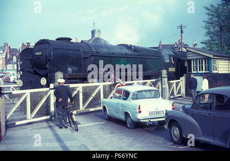 Re-Ex's Southern Railway Handelsmarine Klasse Pazifik Nr. 35023 Holland / Linie über den Bahnübergang in Poole mit einem London Waterloo Pässe Stockfoto