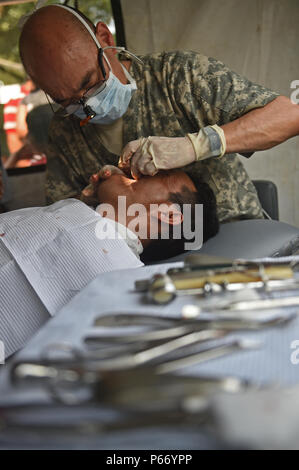 SAN PABLO, Guatemala - US Army Reserve Maj. John verleihen, 185 zahnmedizinische Unternehmen Zahnarzt, bereitet ein Zahn für die Extraktion für eine lokale Guatemaltekischen Bewohner an einer medizinischen Readiness Training übung Mai 14, 2016 während der Übung über den Horizont 2016 GUATEMALA. Geben lockert sich Fasern des Zahnes, halten Sie ihn fest, damit er ohne Schmerzen zu verursachen oder weitere Schäden an den umliegenden Zähne extrahiert werden können. (U.S. Air Force Foto von älteren Flieger Dillon Davis/Freigegeben) Stockfoto