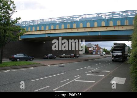 Straße overbridges die Bahn und der Kanal auf der Annäherung zu Dudley Hafen Bahnhof, West Midlands. 2007 Stockfoto