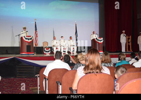 Kapitän Jeffrey Grimes, Commander, Submarine Squadron 15, Rechts Mitte, gibt seine Bemerkungen als Gastredner bei der USS Chicago (SSN721) Ändern des Befehls Zeremonie 12. Mai 2016, am Naval Base Guam Theater. Cmdr. Brian Turney erleichtert, Cmdr. Lance Thompson als Kommandierender Offizier der USS Chicago während der Zeremonie. Stockfoto