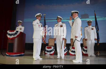 Kapitän Jeffrey Grimes, Mitte, Commander, Submarine Squadron 15, beobachtet als Cmdr. Brian Turney, Links, entlastet Cmdr. Lance Thompson, rechts, als USS Chicago (SSN721) kommandierender Offizier während der Änderung des Befehls Zeremonie am Marinestützpunkt Guam Theater statt. Stockfoto