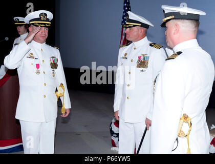 Kapitän Jeffrey Grimes, Mitte, Commander, Submarine Squadron 15, beobachtet als Cmdr. Brian Turney, Links, entlastet Cmdr. Lance Thompson, rechts, als USS Chicago (SSN721) kommandierender Offizier während der Änderung des Befehls Zeremonie am Marinestützpunkt Guam Theater statt. Stockfoto